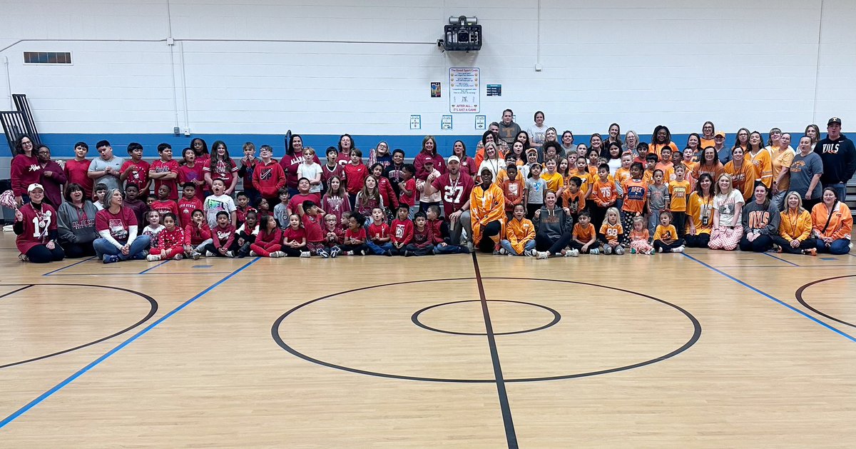 JasonEaton21's tweet photo. Today was college football spirit day at SPS! It turned into a fun Tennessee/Alabama rivalry! Lots of fun seeing the kids and staff show who they will be supporting this weekend. #huskyexcellence https://t.co/ggobNGnkxS