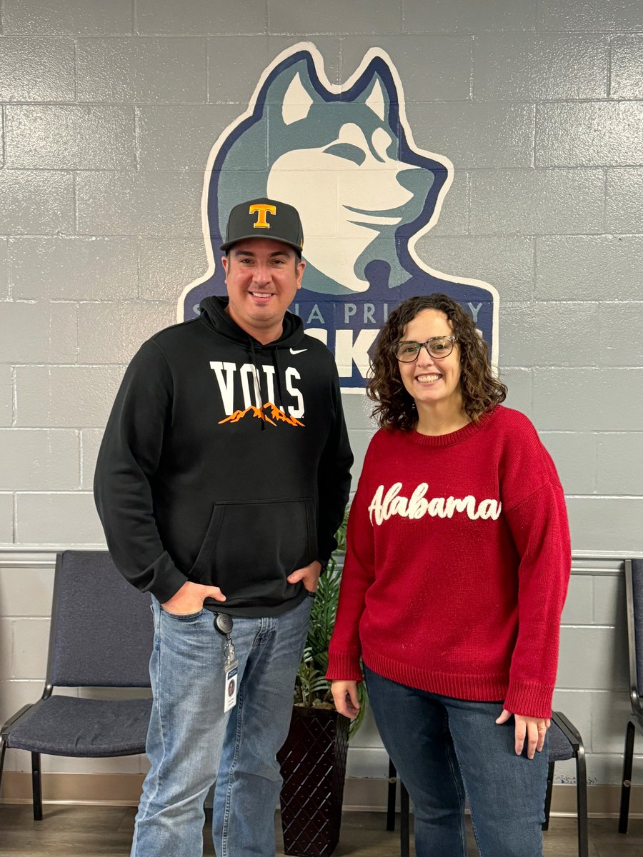 JasonEaton21's tweet photo. Today was college football spirit day at SPS! It turned into a fun Tennessee/Alabama rivalry! Lots of fun seeing the kids and staff show who they will be supporting this weekend. #huskyexcellence https://t.co/ggobNGnkxS