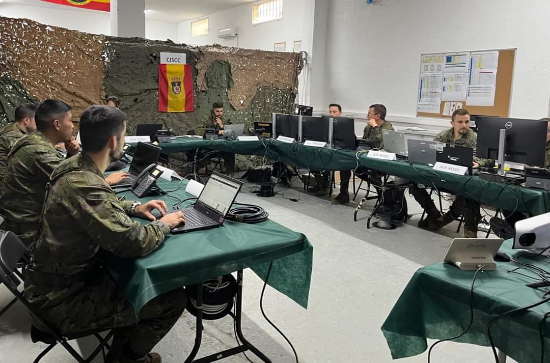 FUTER_ET's tweet photo. El Regimiento de Transmisiones N° 1 despliega sus centros de transmisiones y ejecuta la fase de verificación de comunicaciones del Ejercicio TORO-24, para asegurar el mando y control de la División Castillejos con sus Brigadas de Combate.
¡Somos el UNO!
#SomostuEjercito https://t.co/nYOvWDMk5j