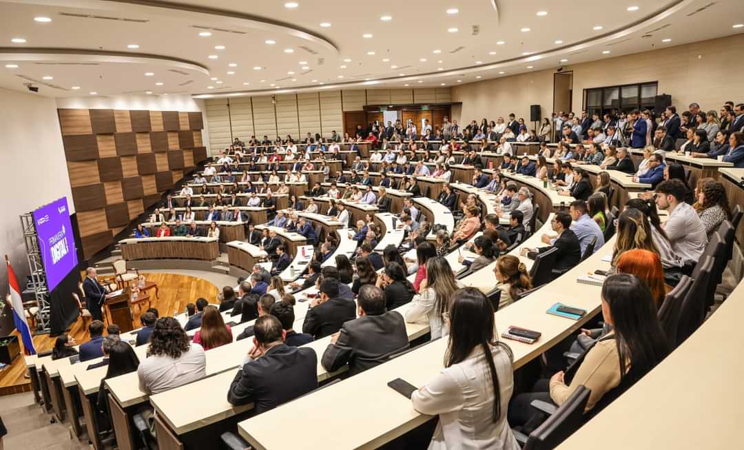 MEF_Paraguay's tweet photo. "La tecnología es clave en la transformación del sistema financiero". El ministro @cgfernandezv destacó en el evento #PrimaveraDigital cómo las fintech y la innovación seguirán impulsando la inclusión y el desarrollo. 🌐💡
➡️ https://t.co/KvYDIMatuU https://t.co/zsVntRuyK3