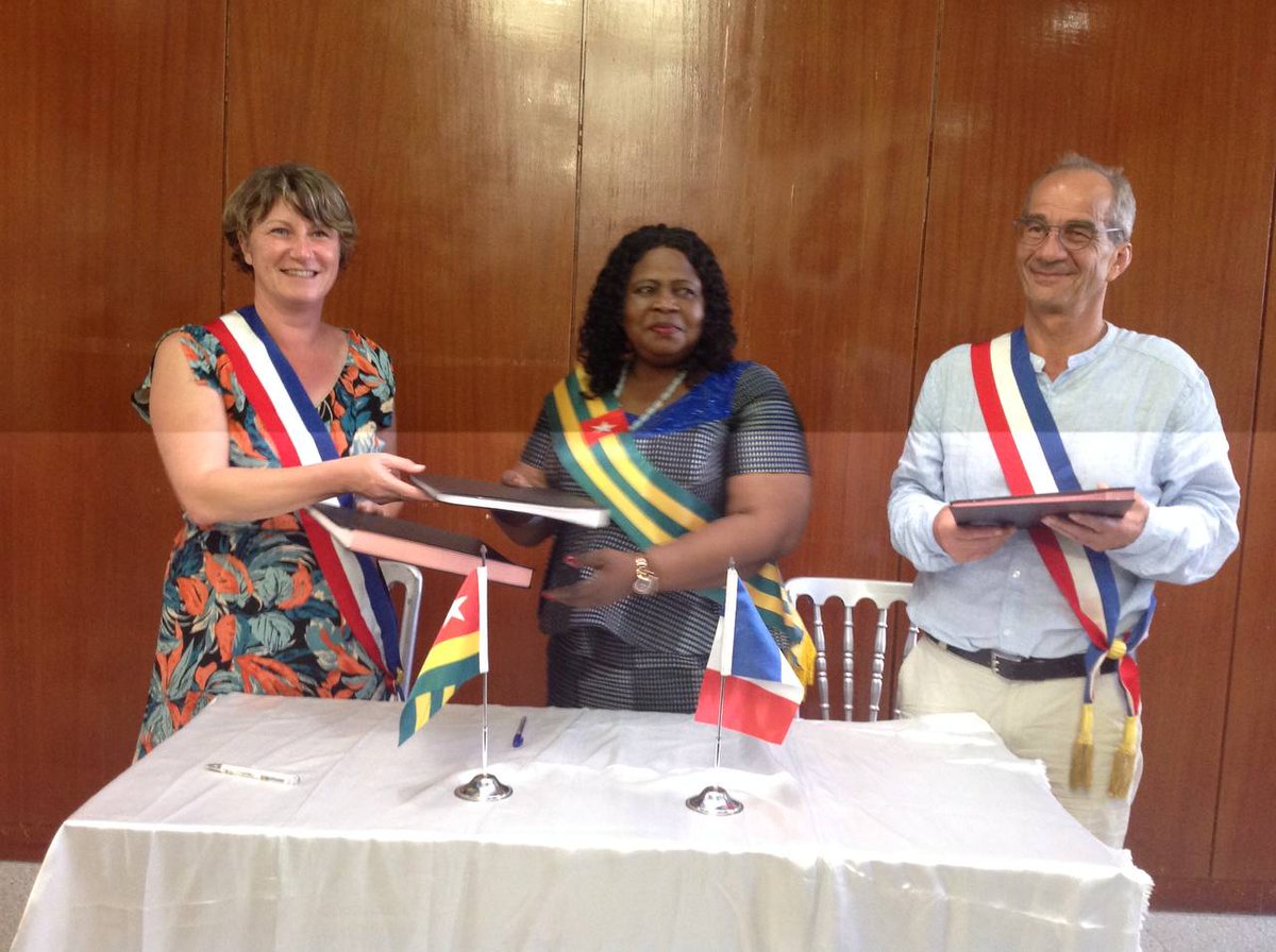 AtiotaTouni's tweet image. Signature des conventions de partenariat entre la commune @2Doufelgou et les communes d'Arbois, les planches-près-d'Arbois. Un nouveau départ pour le renforcement de la décentralisation axée sur le développement local et l'inclusion.
#Develeppement #decentralisé
1/3