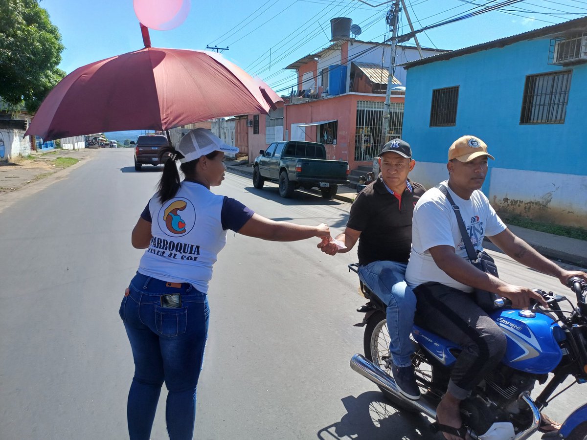 Volanteo Informativo en la parroquia vista al sol a la altura del los bomberos conmemorando el Día Mundial  de Lucha contra el Cáncer de Mama.

#CiudadGuayanaParaVivir
<a href="/OviedoPSUV/">Tito Oviedo</a>
<a href="/MSV_CaroniOfic/">MOVIMIENTO SOMOS VENEZUELA CARONI</a>