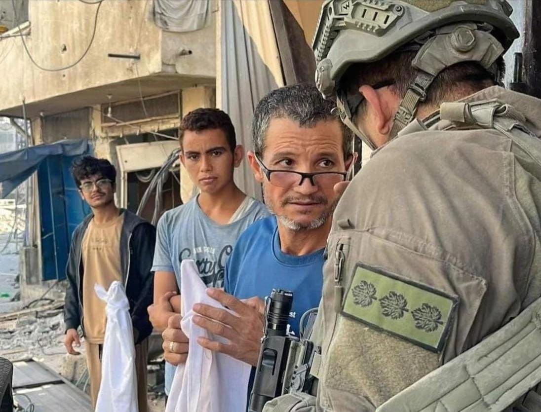 lcmondino_'s tweet photo. 🇵🇸 Hilo. Esta foto de gazatíes mostrando las banderas blancas ante las FDI me devuelve a las preguntas de siempre: ¿Es posible la paz con los palestinos? ¿Puede haber una Gaza sin Hamas? 

Mucho cuidado con las utopías que ponen en peligro la seguridad. Voy con algunas ideas: https://t.co/OBDxMVxpJt