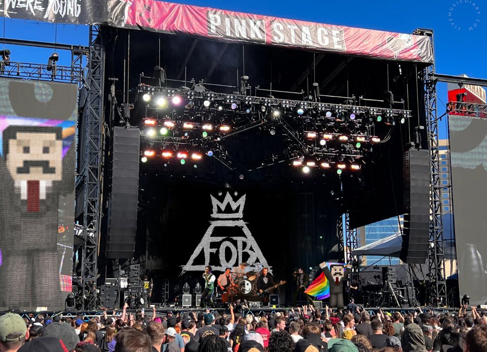 whereismumbo's tweet photo. Today, mumbo jumbo is walking on stage holding a gay flag whilst Fall Out Boy, MCR, and P!atd sing live!

No, but seriously imagine it.. https://t.co/01TkIep9qw