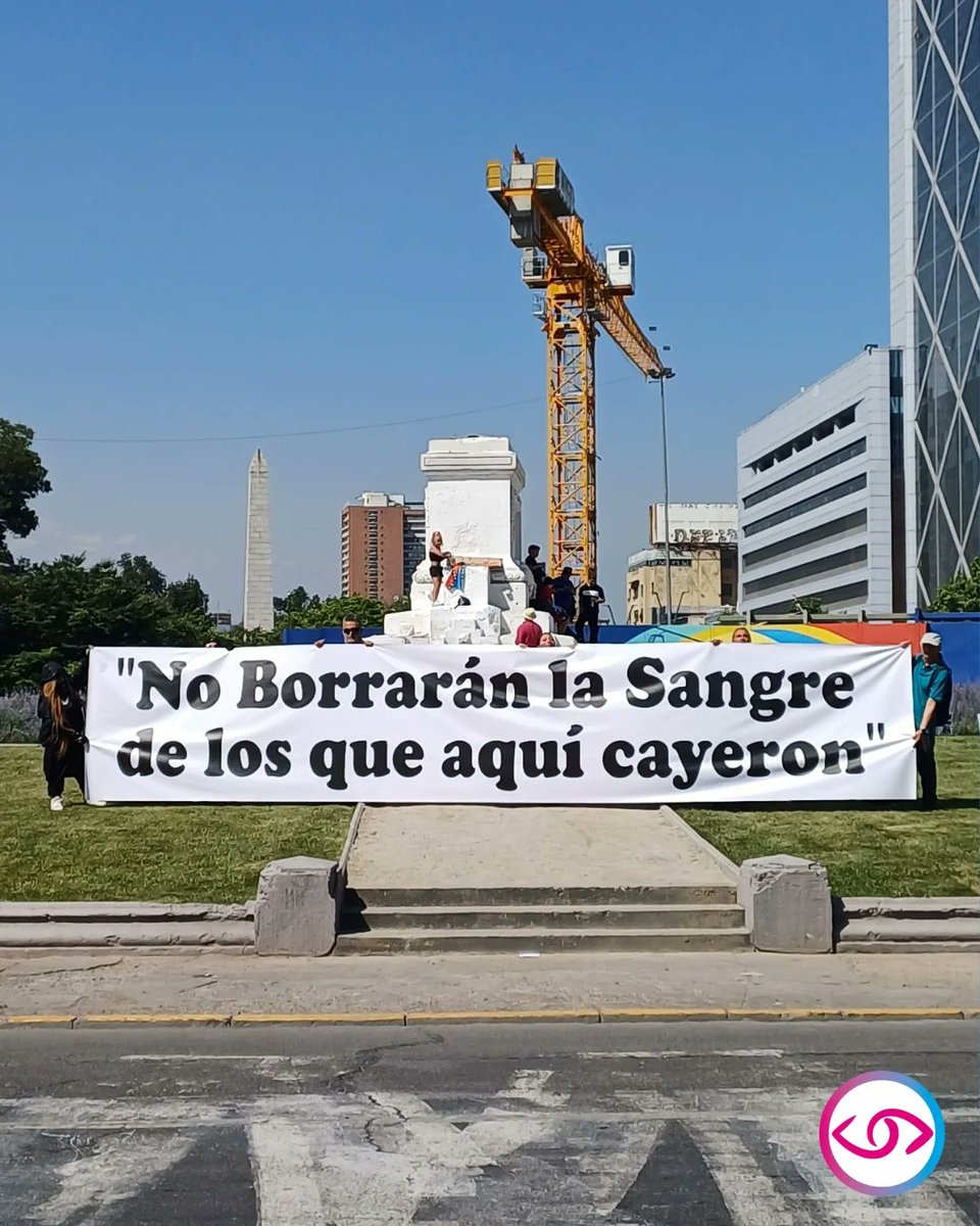 Aunque los pasos toquen, mil años este sitio, "NO BORRARÁN LA SANGRE, DE LOS QUE AQUÍ CAYERON". Ahora en Plaza Dignidad (Baquedano) a #5Años del 18-O

#18deOctubre #5Años
#NiPerdónNiOlvido