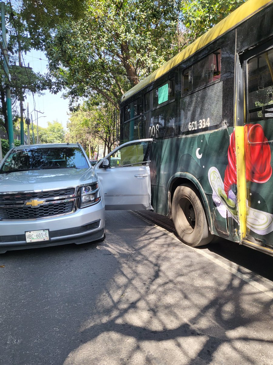 karyliciousmoon's tweet photo. Nunca falta el imbecil qué se estaciona en donde no debe y ocasiona accidentes y por lo tanto tráfico en Av. Mariano Escobedo #cdmx #miguelhidalgo https://t.co/uqpoX7kDSJ