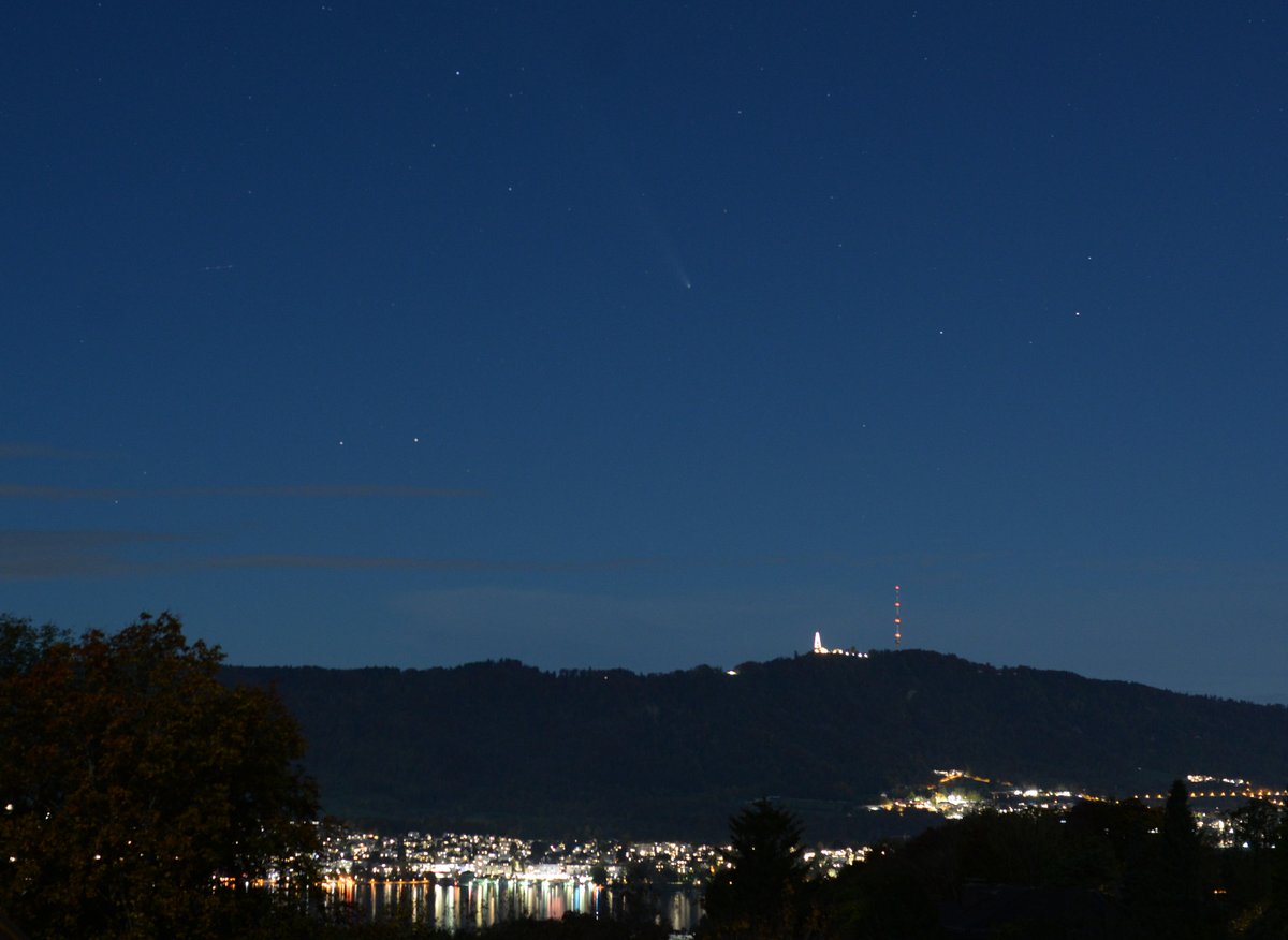 The perfect occasion to bring my old DSLR out of retirement #CometATLAS