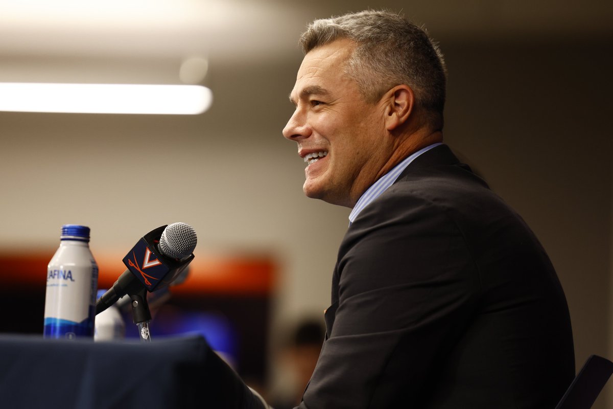 UVAMensHoops's tweet photo. The man who gave us everything he had for 15 years 
🧡💙

🔶⚔️🔷#GoHoos https://t.co/PWYRmMPWsb