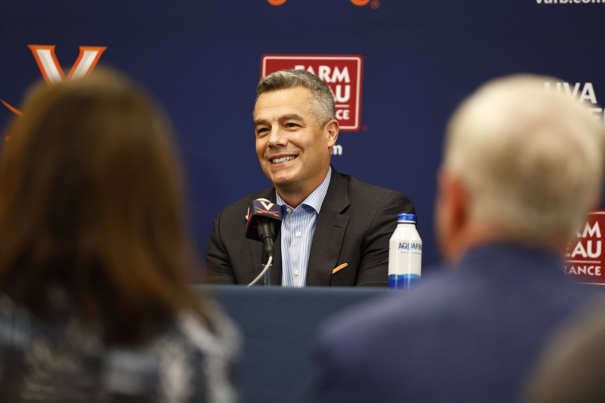 UVAMensHoops's tweet photo. The man who gave us everything he had for 15 years 
🧡💙

🔶⚔️🔷#GoHoos https://t.co/PWYRmMPWsb