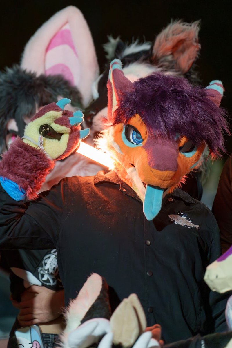 Glowy stick. 🌟
#FursuitFriday #Furry

📸 <a href="/SkylineYote/">Skyline</a>