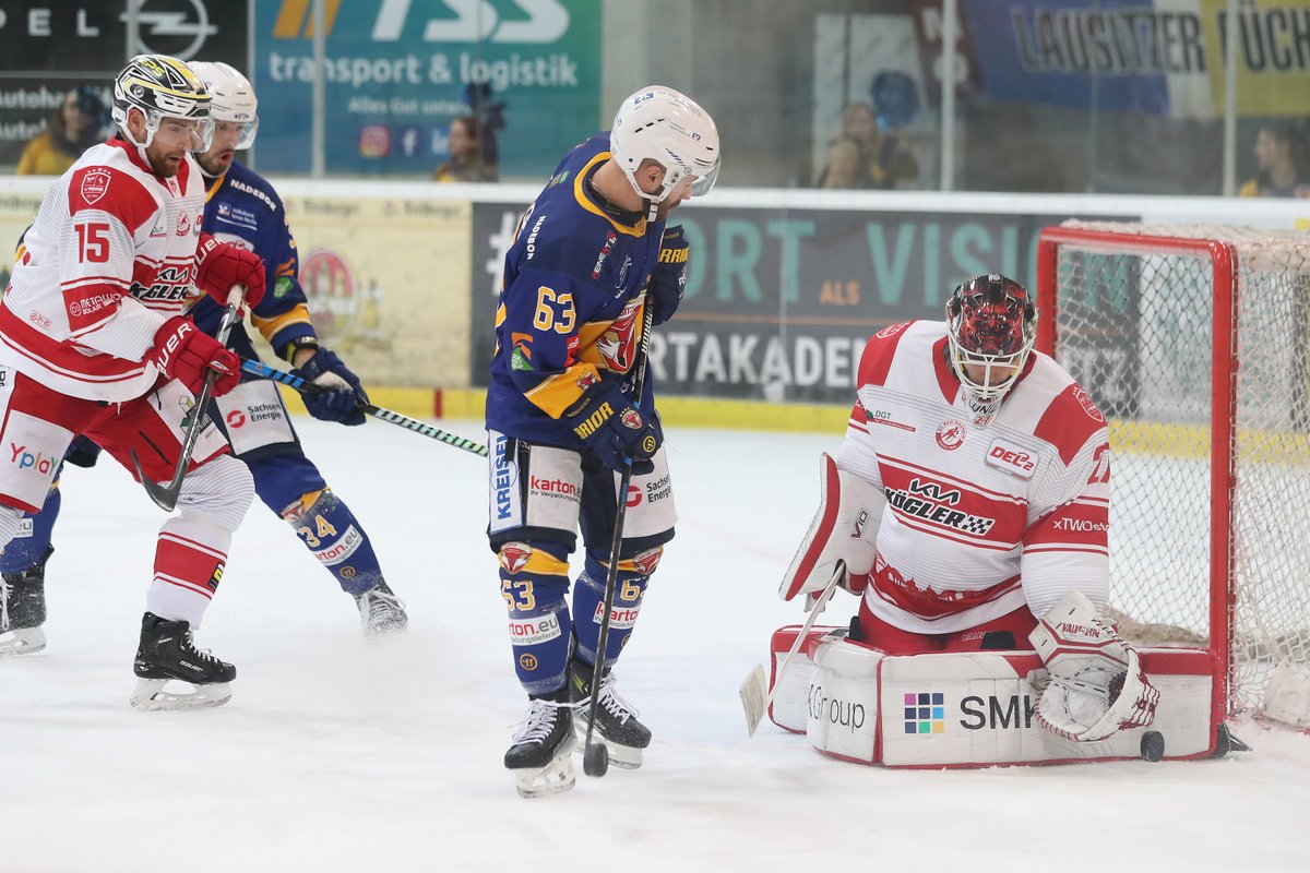 DEL2_News's tweet photo. Heimsieg für Weißwasser: Die @lausitz_fuechse gewinnen mit 4:2 gegen den @ec_bn .
Foto: Thomas Heide #del2 #HerzblutEishockey #lfxecn https://t.co/BC3qNlwLxQ