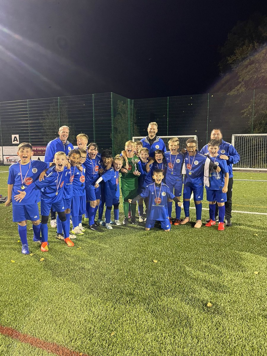 BbridgeJFC's tweet photo. Outstanding! Our U11s picked up a League Cup tonight in Richmond against an excellent Hawes team. In a nail biting final the team pipped the Dales side by one goal, winning 4-3 and scoring in the last minute. Phew! #Boroughbridge #grassrootsfootball https://t.co/cGqhhf4o8t