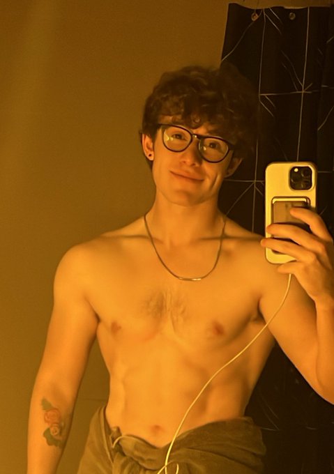 Before sleeve selfie https://t.co/axCta6nUKq