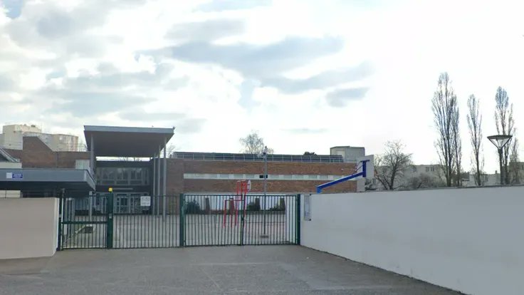 🚨🇫🇷 ALERTE - Au collège Alexandre Dumas dans les #Yvelines, un élève a frappé sa professeure à la tête en plein cours suite à une sanction envers l'élève. Un signalement au Procureur sera effectué par la principale du collège. (BFM)