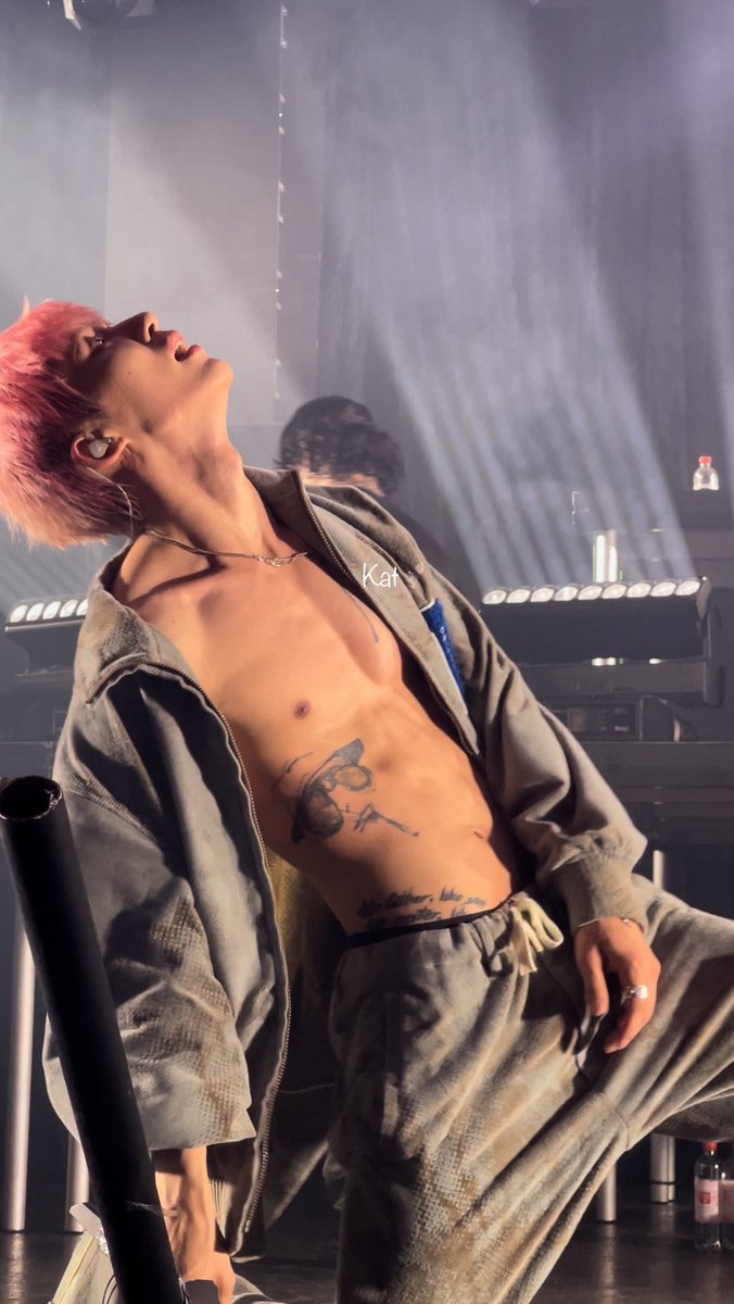 itsKat131's tweet photo. Beautiful Life’s crazy ending!!!

It was a great show! My voice was gone, my shoes got literally broke!
It was a crazy happy night!!!

Hanbin you’re so great!!’
@shxx131bi131 
#HypeUpinHamburg #HypeUpinEurope https://t.co/S8W49Gmr3k