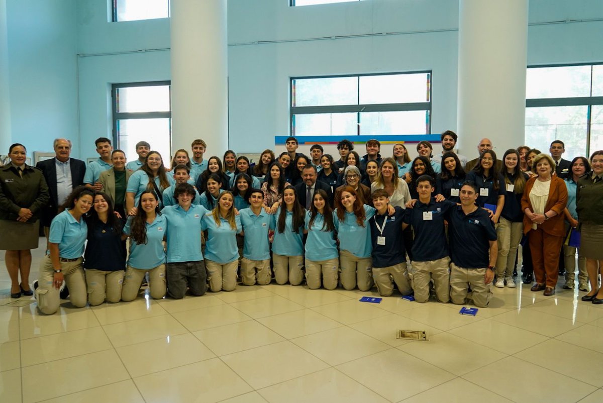 “El Parlamento Juvenil cambia vidas” cuenta la docente que acompañó a la delegación 23’. Hoy 19 estudiantes asumen su rol como parlamentarios

Un orgullo ver la emoción de los jóvenes que dejan su lugar y de los que asumen con compromiso. Realmente, la educación transforma vidas!