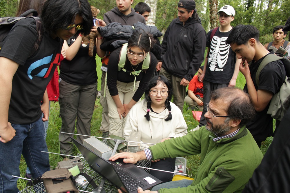 FacforenPrensa's tweet photo. 😄🦊🌿🌱Estudiantes @pace_uach_losrios conocen proyecto de monitoreo de fauna silvestre https://t.co/7P0ysZzU5W https://t.co/3nGvBIulpt