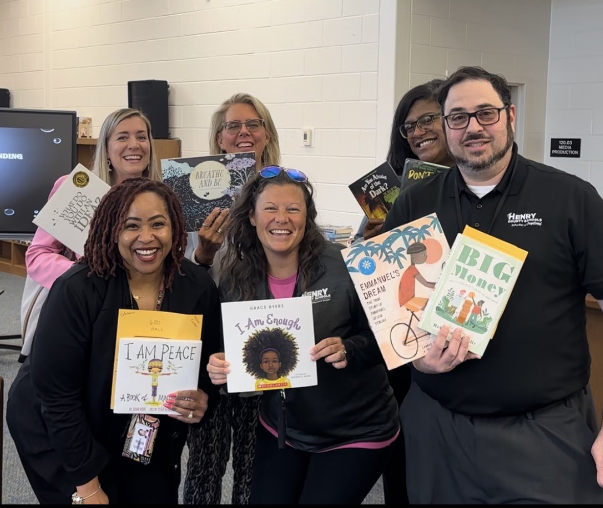 KeshaMuhammad3's tweet photo. What a great way to end the week as these leaders dropped everything to show our @ELMS_HCS students just how serious we are about reading. #HenryReads #TodayAReaderTomorrowALeader @AkbarEducates @TermerionMLakes https://t.co/wOzsUwZQXR
