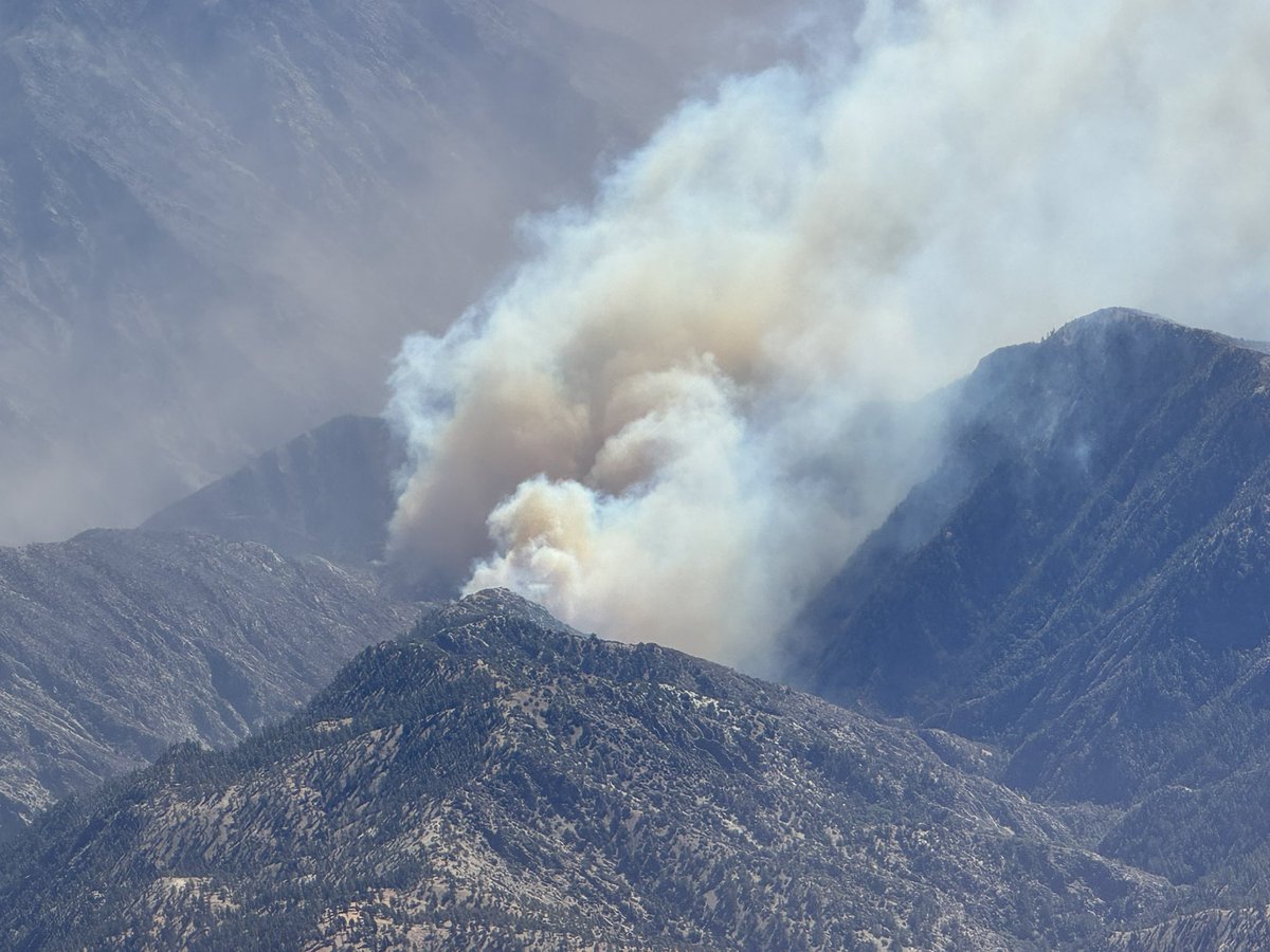 JMPFreedom's tweet photo. @Angeles_NF @LACoFDPIO @SBCOUNTYFIRE @CALFIREBDU Flew over this less than an hour ago departing ONT to LAS. Looks like active fire to me . https://t.co/eY7fiQJ7bZ