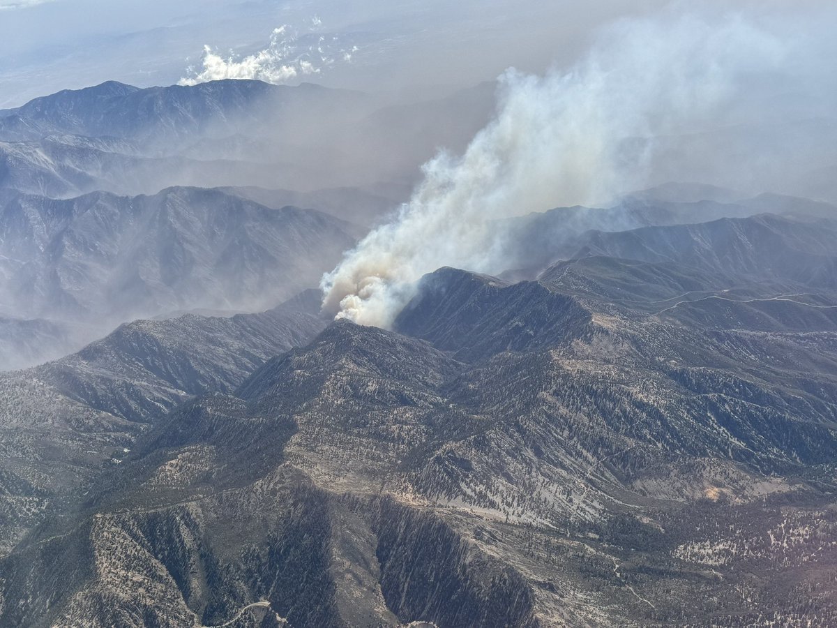 JMPFreedom's tweet photo. @Angeles_NF @LACoFDPIO @SBCOUNTYFIRE @CALFIREBDU Flew over this less than an hour ago departing ONT to LAS. Looks like active fire to me . https://t.co/eY7fiQJ7bZ