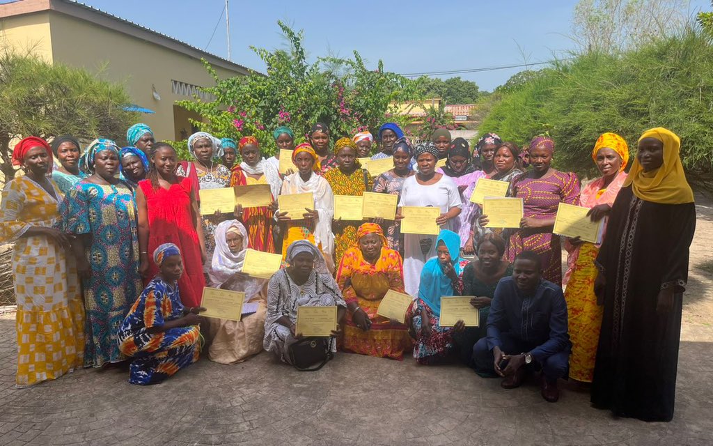 RfaEnergie's tweet photo. #RFASenegal

La formation des Groupements de Promotion Féminine (GPF) de Toubacouta, Nioro Thierno Alassane Tall et Keur Samba Gueye s’est clôturée avec succès par la remise des attestations ce vendredi 18 octobre 2024 .
#RFASenegal https://t.co/JkKsDfiWmZ