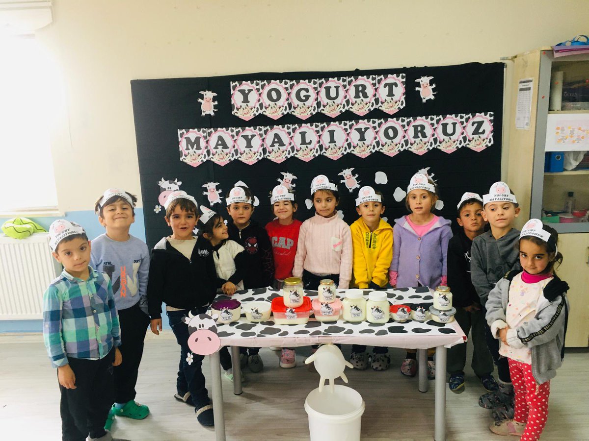 BeyAhlat's tweet photo. “ Ya tutarsa?” dedik , inanır mısınız çok güzel tuttu. 
Okulumuz anasınıfı öğrencilerini ve öğretmenimiz @uzunselvi_elif ‘yi tebrik ediyoruz. 
Yoğurt yapımını, yardımlaşmayı ve paylaşımı hep birlikte öğrendik. 
Bekleriz ,
@AhlatIlce 
@Bitlis_Mem 
@kasm_baykar https://t.co/E4AlonIGOf