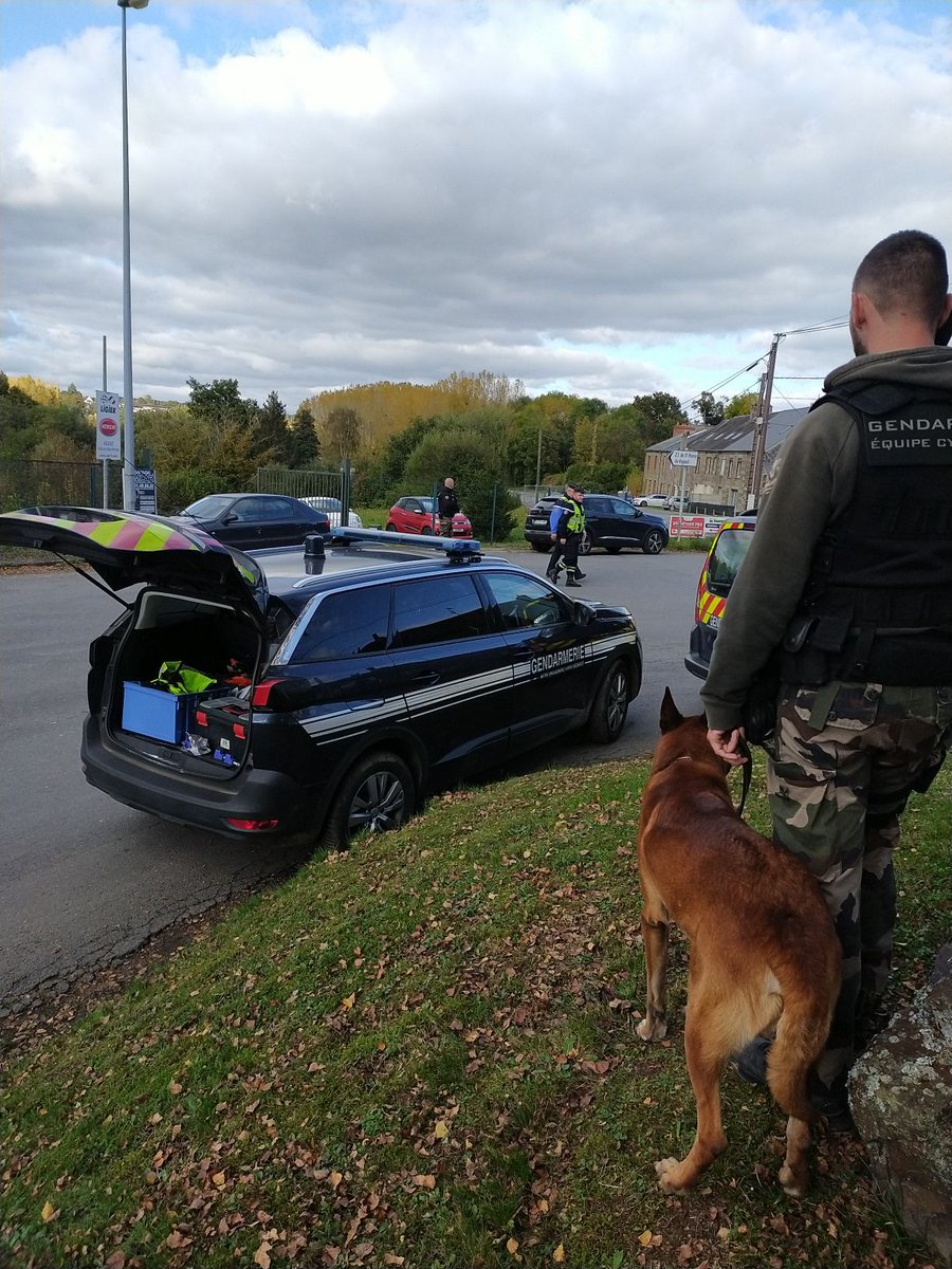 Gendarmerie_061's tweet photo. Les 👮‍♂️ de la compagnie #Domfront et de l'EDSR renforcés par une équipe 🐕‍🦺 ont procédé à un #Contrôle sur les secteurs #Athis et #SaintPierreduRegard 
▶️ 9️⃣ infractions liées aux stupéfiants 
▶️ une conduite malgré suspension du PC
#RoutesPlusSures
#NotreEngagementVotreSécurité https://t.co/8ODrNScA9p