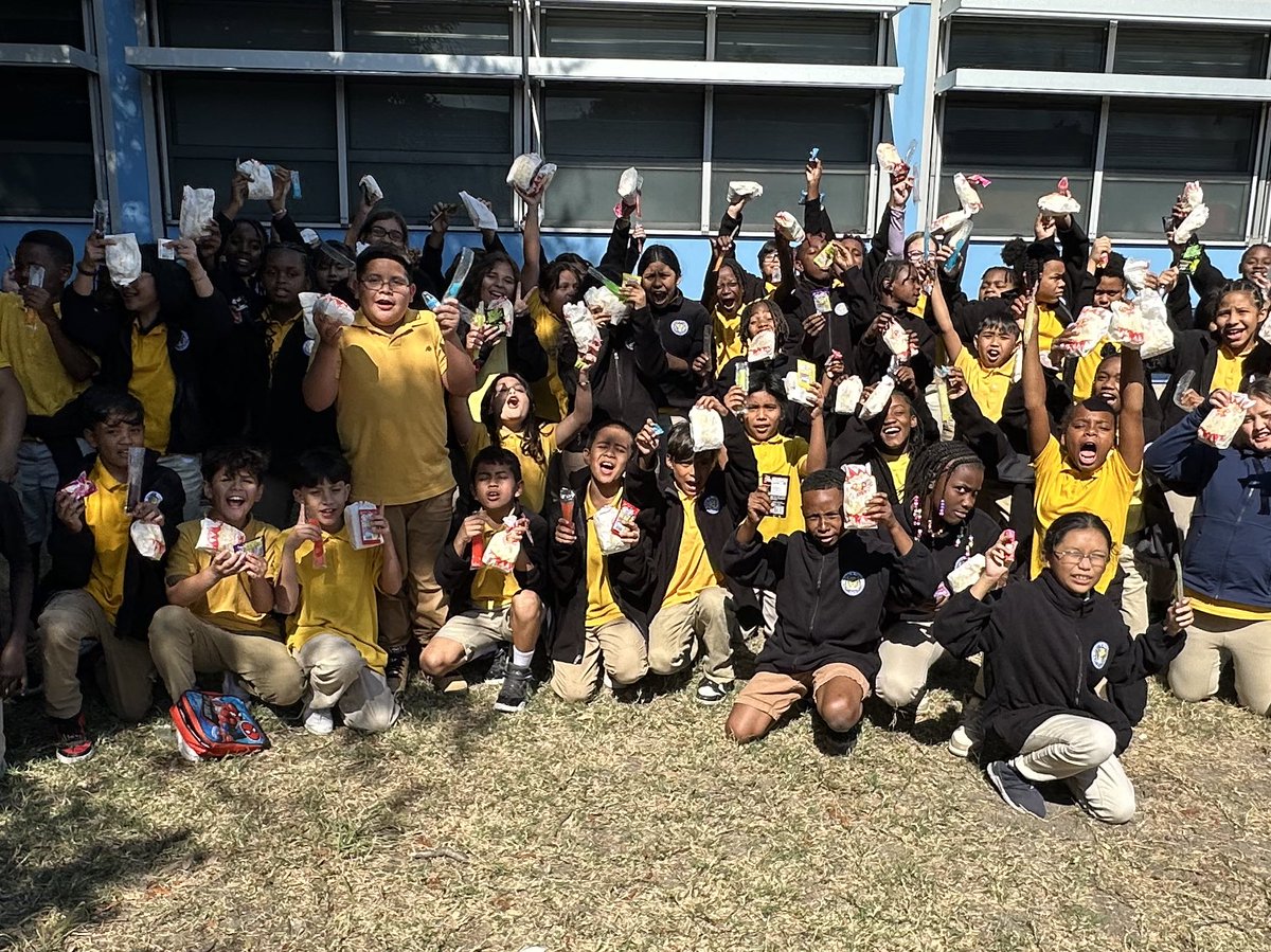 Padilla_AA's tweet photo. Celebrating our students who hit their goals on SMC #1! 🎉🎉@GWTruett we work HARD and PLAY hard! #TruettTurnsitUp 💛💙 @REHdz79 @APSavRyan @JackieMarieRod https://t.co/Op48pyepv5