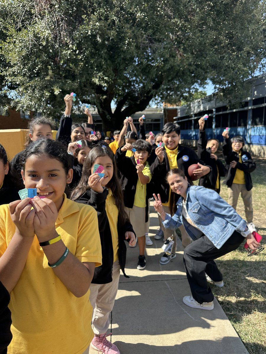 Padilla_AA's tweet photo. Celebrating our students who hit their goals on SMC #1! 🎉🎉@GWTruett we work HARD and PLAY hard! #TruettTurnsitUp 💛💙 @REHdz79 @APSavRyan @JackieMarieRod https://t.co/Op48pyepv5