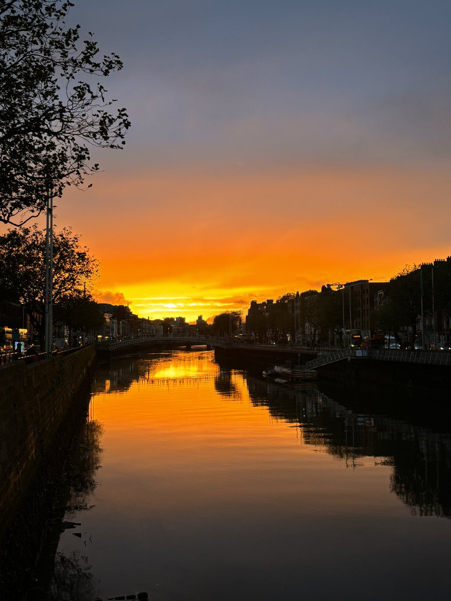 RituHeer's tweet photo. 𝓒𝓪𝓹𝓽𝓾𝓻𝓮𝓭 𝓽𝓱𝓮 𝓰𝓸𝓵𝓭𝓮𝓷 𝓱𝓸𝓾𝓻 𝓲𝓷 𝓭𝓾𝓫𝓵𝓲𝓷.🌅 #sunsetphotography #Ireland https://t.co/Ht7FPFwaRN
