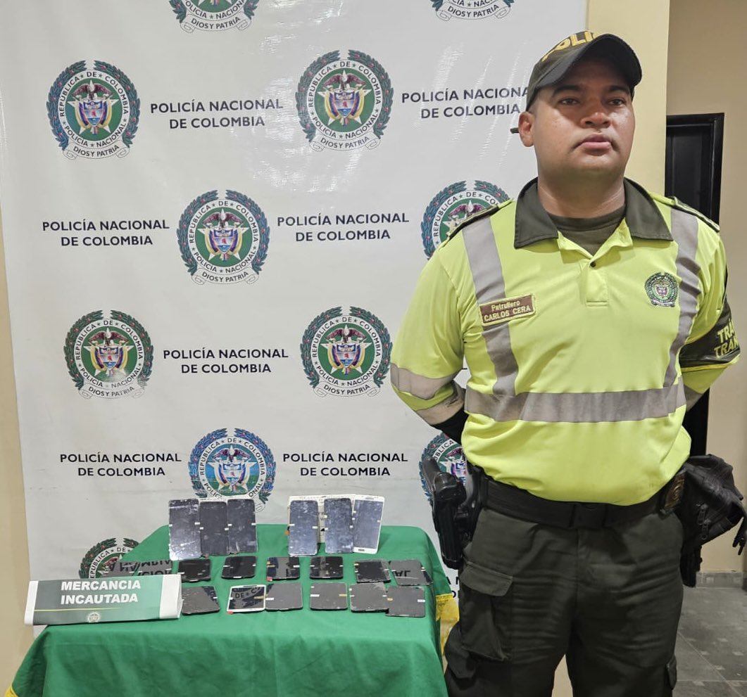 PoliciAtlantico's tweet photo. #Tubará | Incautamos a un ciudadano en la Vía al Mar una mercancía transportada de manera ilegal por valor de tres millones de pesos, por no presentar la documentación que acreditara su legal procedencia. #DiNoAlContrabando #TrabajaLegal https://t.co/3QhaskUJ6b