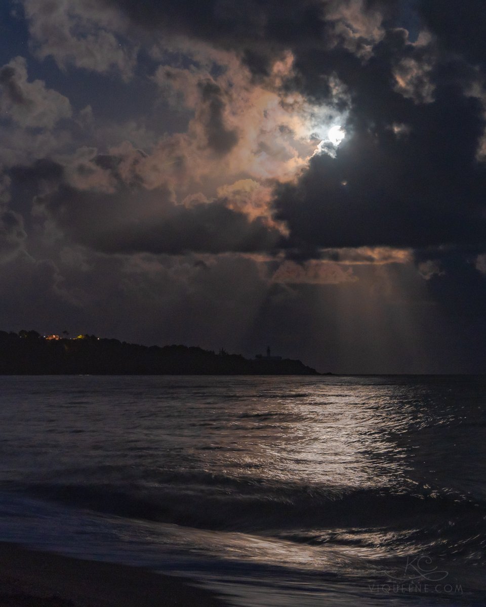 viqueene's tweet photo. #Moon Hunting! #PhotoPillers gathered around the world to capture the Hunter Super Moon on Oct 17. I drove 1 1/2 hours to photograph the rising full moon but was clouded out. I’m not complaining, it was a fun meet up and we saw the comet! 

https://t.co/Fh2CHNisXQ https://t.co/2FeaqN8TsU