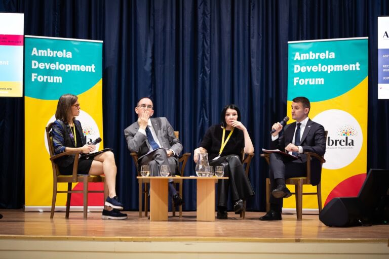 Ambrela_org's tweet photo. Naša #Ambrela privítala 10.10. v Bratislave vyše 250 medzin. expertiek a expertov na #rozvoj z 25 krajín — na medzin. konferencii Ambrela Development Forum #ADF2024. Najčastejšie sa skloňovala #Ukrajina a prichádzajúca #zima počas vojny. Viac tu: https://t.co/GMgllCTkNT #ADF #aid https://t.co/doUYzeiE1V