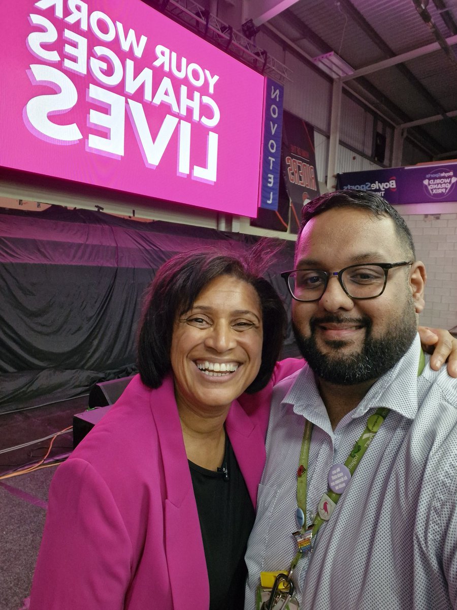 MrSASGeog's tweet photo. What an honour to hear @jazampawfarr speak today. Thank you for giving us the opportunity to have a chat and photo. #teacherpower #schoolmagic #tmet https://t.co/H9ijJEJhpX
