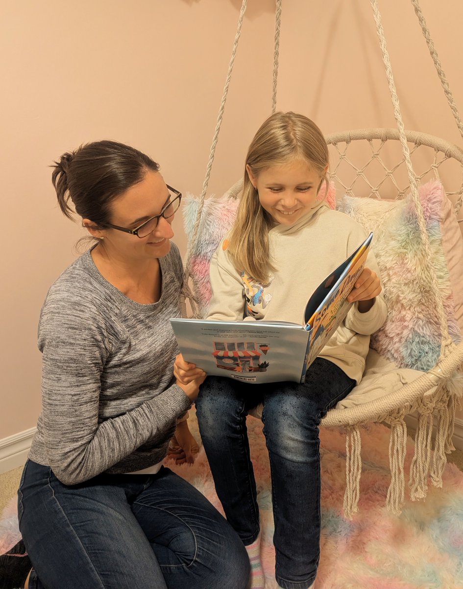 MSCanOfficial's tweet photo. Meet Izzy, an inspiring 7-year-old and dedicated #MSReadAThon participant! With a love for reading, Izzy’s on a mission to read 200 books and raise $5,000 to help people living with #MS, including her mom, Lindsey. Register your child for MS Read-a-Thon: https://t.co/hC4mBoNW1l https://t.co/VZmx8ZxGXJ