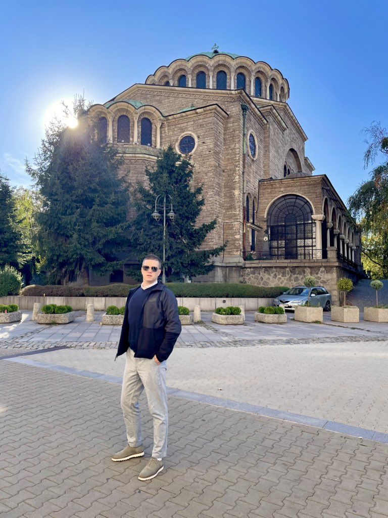 NemanjaRusov's tweet photo. Ово сам заправо прави ја, није Мараш ни филм“Јужни ветар”. Не стварајте идоле било ког лика. Будите своји! Како и за шта Вас је природа односно Бог преодредио-створио. Оригинални као Камелия, Новак Ђоковић и Неманя Русов. #Камелия #jokernole #НеманяРусов #Родина #София #България https://t.co/UqNqERxtr3