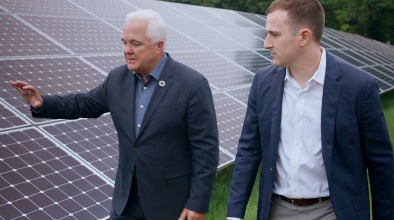 VerizonGreen's tweet photo. Greening the grid🔋Hear Jim Gowen, @Verizon's CSO, discuss how now more than ever, it is important that Verizon creates resilient networks that keep communities connected when it matters most. Check out the Bloomberg video here: https://t.co/mSbZVDSOWw #WorkGreenLiveGreen https://t.co/18kwRw0Unn
