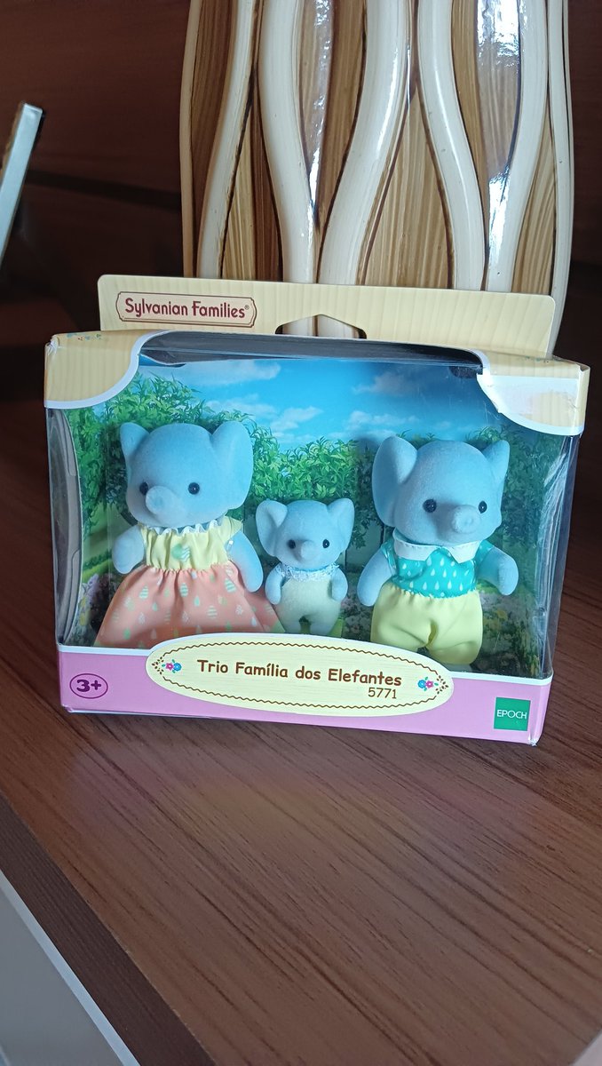Alguém em Vila Velha ou Vitoria q colecione Sylvanian Families e queira comprar esse trio de elefantinhos? Não foi aberto!🐘💕