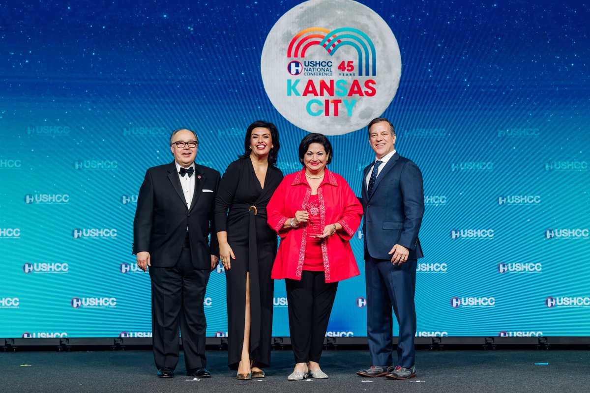 USHCC's tweet photo. A big congrats to our 2024 Medium Chamber of the Year, @RGVHCC! 👏
This award recognizes their outstanding work in creating opportunities for Hispanic-owned businesses and fostering economic growth in Texas' Rio Grande Valley. #USHCC45
🏆: RGVHCC President Cynthia Sakulenzki https://t.co/iC28eddKlz