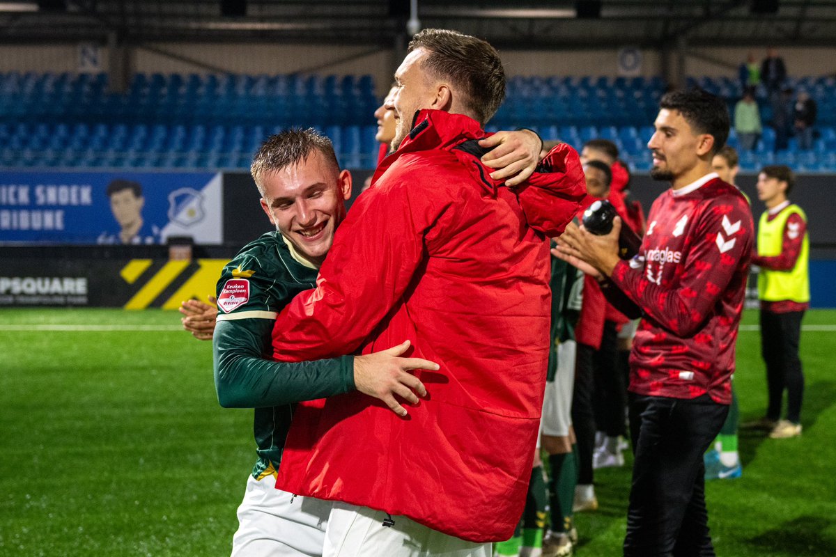 FC_Emmen's tweet photo. Die punten gaan mee! ๐
#fceEMM #HIERKOMIKWEG https://t.co/AxBVLuvCjG