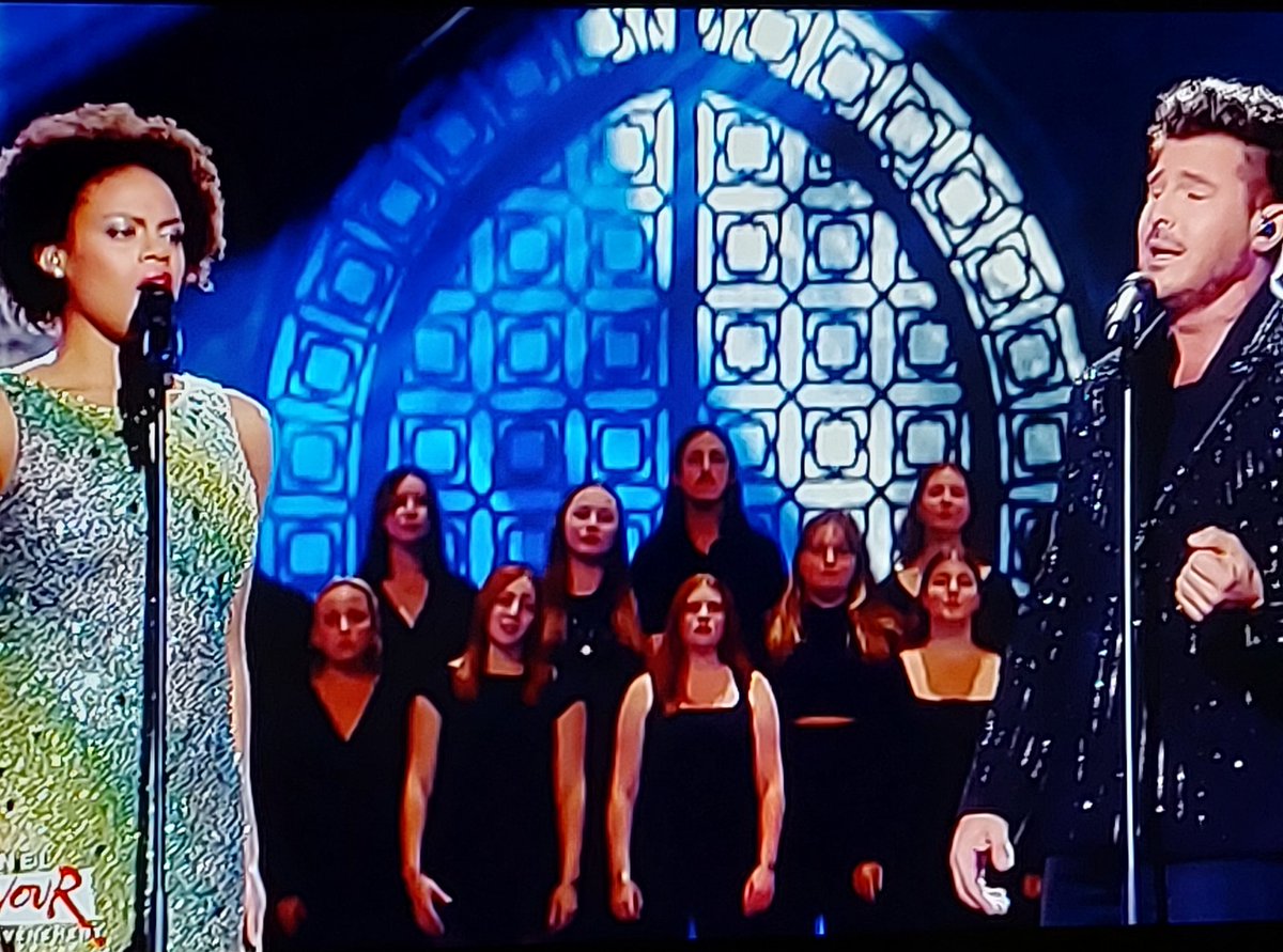 dumas_evelyne's tweet photo. @vincentniclo 
Bravo pour ce sublime duo❤️deux si belles voix ensemble accompagnées de ces merveilleux choristes nous ont offertes un superbe #AveMaria de toute beauté 🎼🎤❤️🥰bel hommage à Charles Aznavour Merci🙏❤️
#EternelAznavour @fr3
#AxelleStCirel❤️ https://t.co/RXkMoEta7u