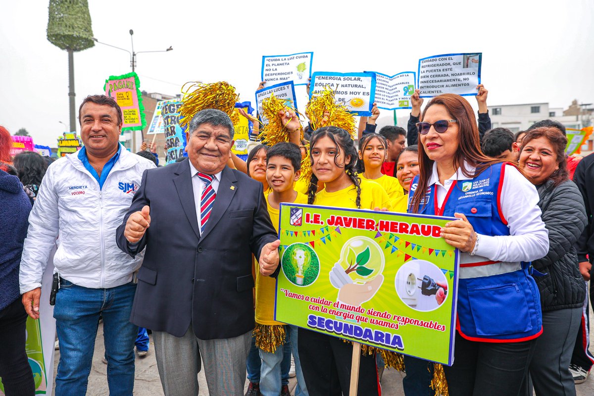 MinemPeru's tweet photo. 🔴 Ministro Rómulo Mucho celebró el Día Nacional del Ahorro de Energía, acompañado por estudiantes de distintas instituciones educativas del distrito de San Juan de Miraflores, además de autoridades locales y funcionarios del sector. https://t.co/dGZKGcTGCi