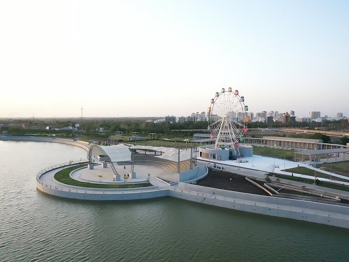 IndianTechGuide's tweet photo. 🚨 Gujarat has aced the waterfront development.

📍Atal Sarovar Lake, Rajkot. https://t.co/lZpfevjk3d