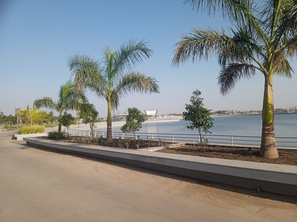 IndianTechGuide's tweet photo. 🚨 Gujarat has aced the waterfront development.

📍Atal Sarovar Lake, Rajkot. https://t.co/lZpfevjk3d
