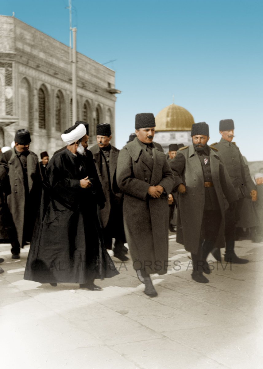 “Siz ki, Osmanlıydınız, müslümanlığınız da mertlik, sokaklarınızda adap, sofralarınızda helal rızık bulunurdu.. Siz ki, yoksulluğunuz mahzun, yenilginiz mağrur, kahramanlığınız mahcuptu. Siz, bütün hatalarınızla, eksikliklerinizle, yenilginizle bile adam gibi adamlardınız..”