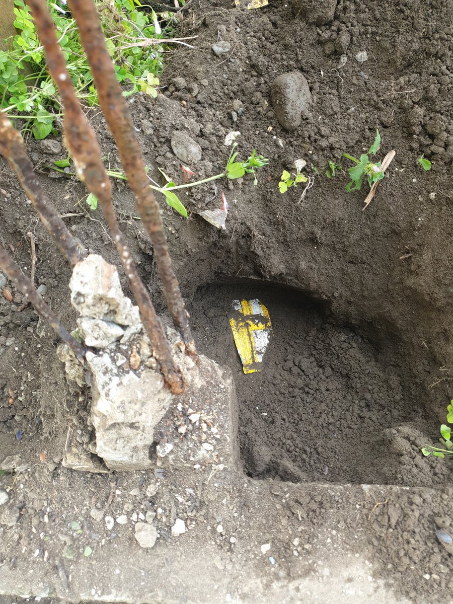 sycofly's tweet photo. Is that a tag to underground power cable https://t.co/tbLR3z2eRN