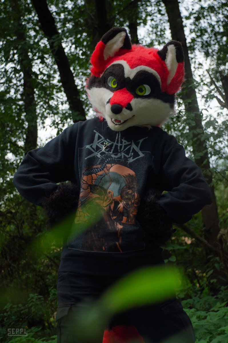 Hey! 

What'cha doing there, hiding in the tall grass?

Happy #FursuitFriday!

📸 <a href="/cloniksphotos/">Clonik</a>
🧵 <a href="/crunchchute/">chase 🌆</a>
