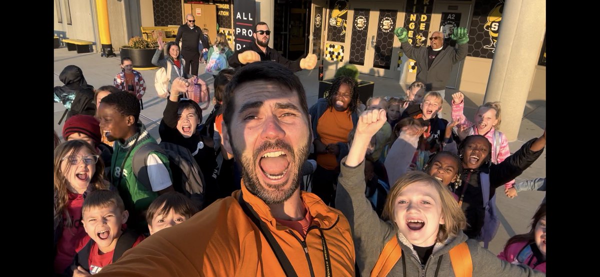 Eric Blankenship (@mistabscience) on Twitter photo What an amazing Friday
<a href="/StephensElemKY/">Stephens Elementary KY</a> APD had fist bump Friday and Stinger Buddy Picnic!
youtu.be/pzGn-rfm8mU?si… What an amazing Friday
<a href="/StephensElemKY/">Stephens Elementary KY</a> APD had fist bump Friday and Stinger Buddy Picnic!
youtu.be/pzGn-rfm8mU?si…