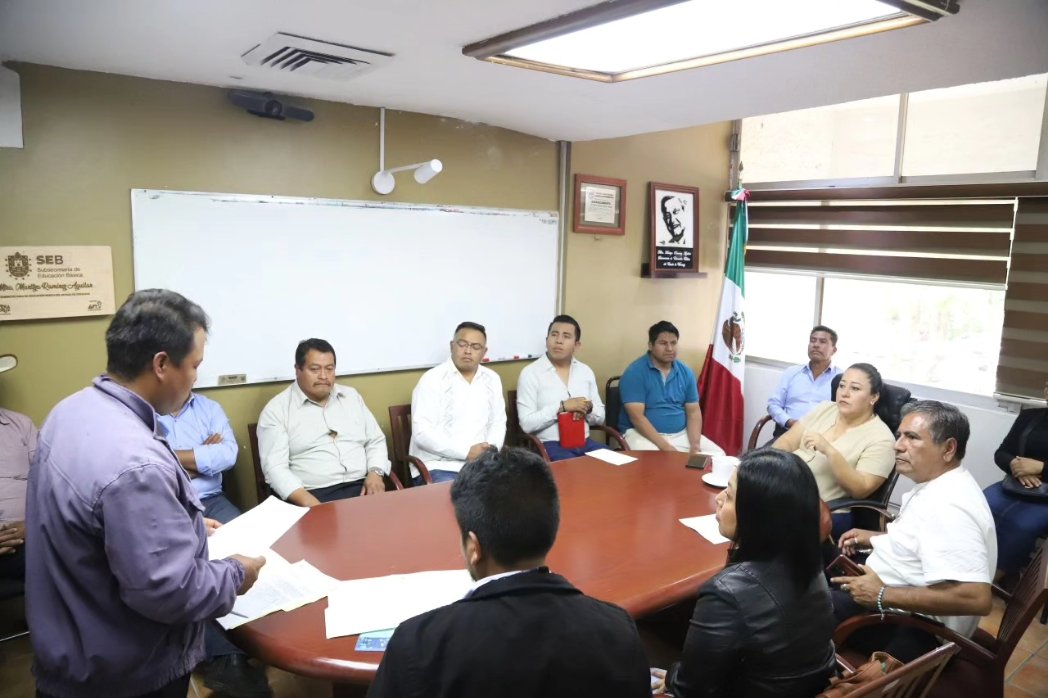 MaritzaRamrezA1's tweet photo. Con el compromiso de continuar fortaleciendo el servicio educativo para brindar una educación intercultural e inclusiva, como se expresa en la NEM atendimos al alcalde del Mpio. de Soledad Atzompa, Demetrio Cruz de Jesús, a docentes y a padres familia de este municipio. https://t.co/Q9iAZOZM8M