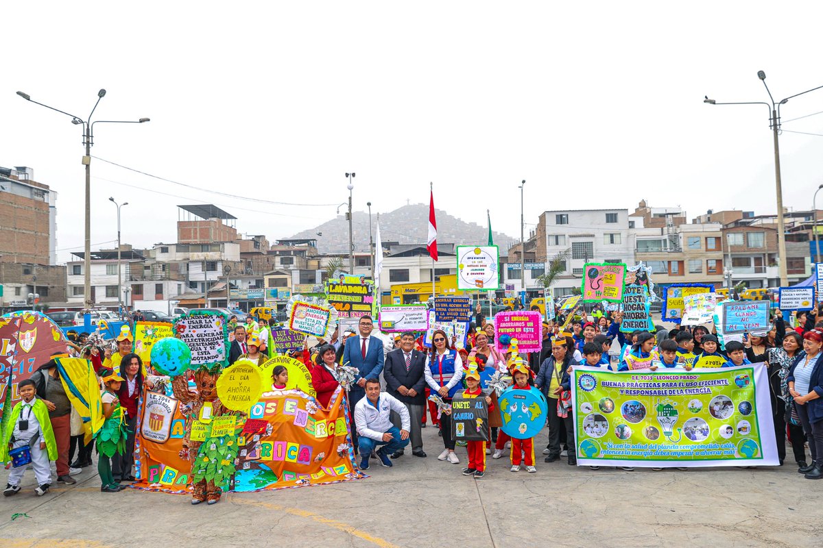 🔴 Ministro Rómulo Mucho celebró el Día Nacional del Ahorro de Energía, acompañado por estudiantes de distintas instituciones educativas del distrito de San Juan de Miraflores, además de autoridades locales y funcionarios del sector.